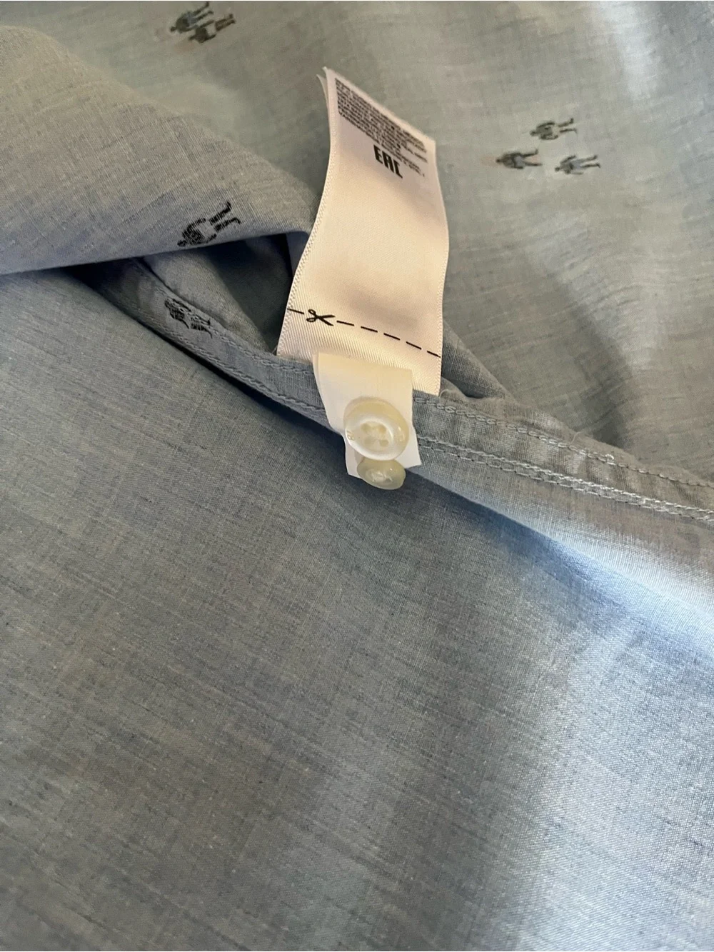 Men’s Banana Republic slim fit Luxe Poplin light blue short sleeve shirt surfers